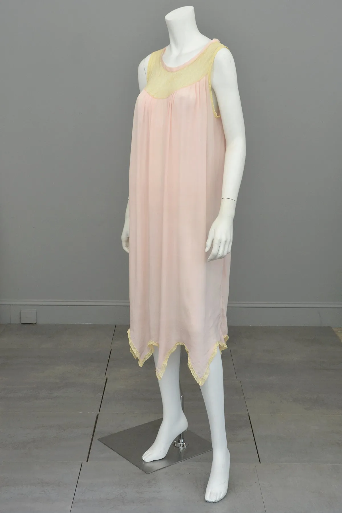 1920s Ballerina Pink Silk Negligee w Lace Trim   Handkerchief Hemline