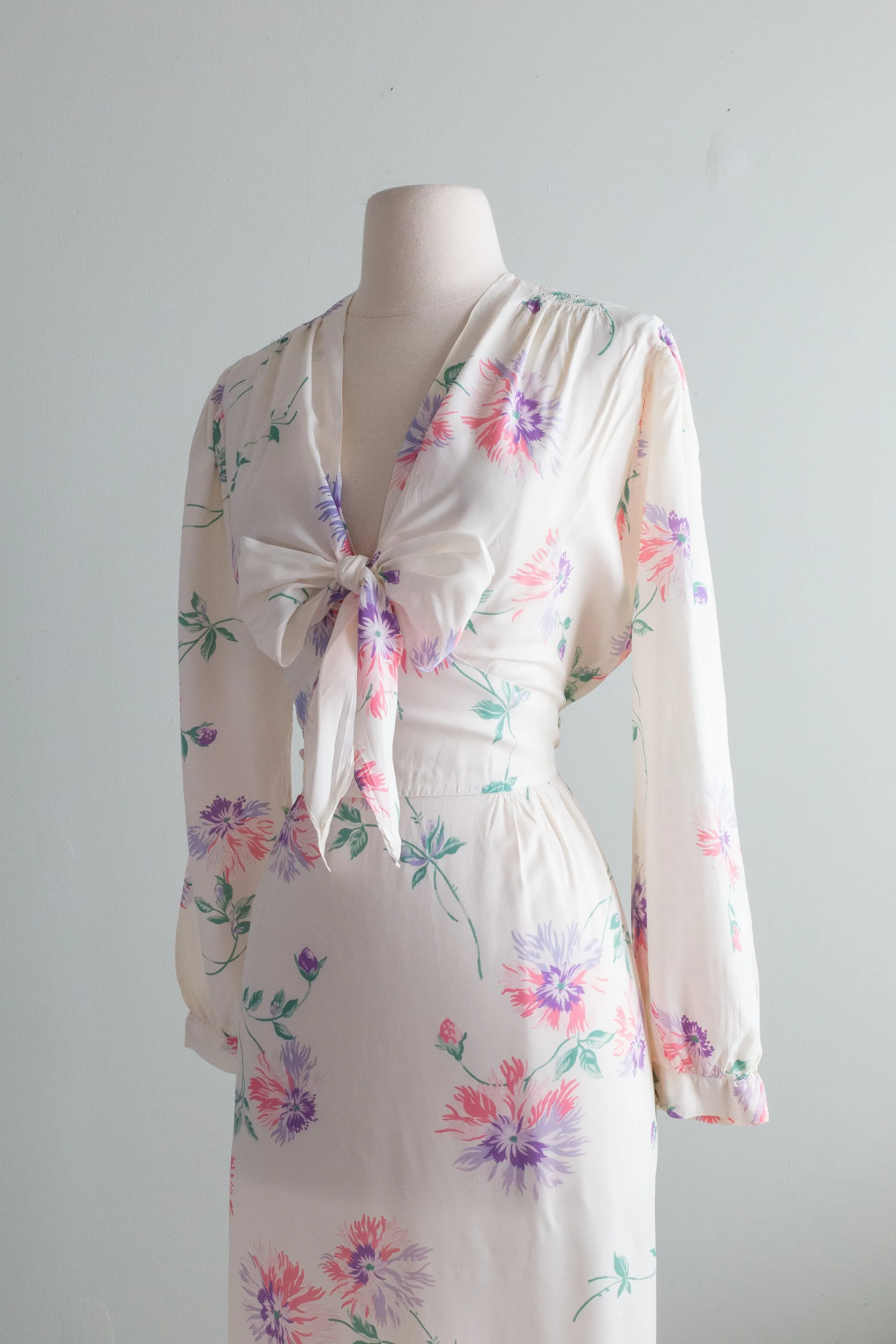 Beautiful 1940's Rayon Floral Print Dressing Gown / ML