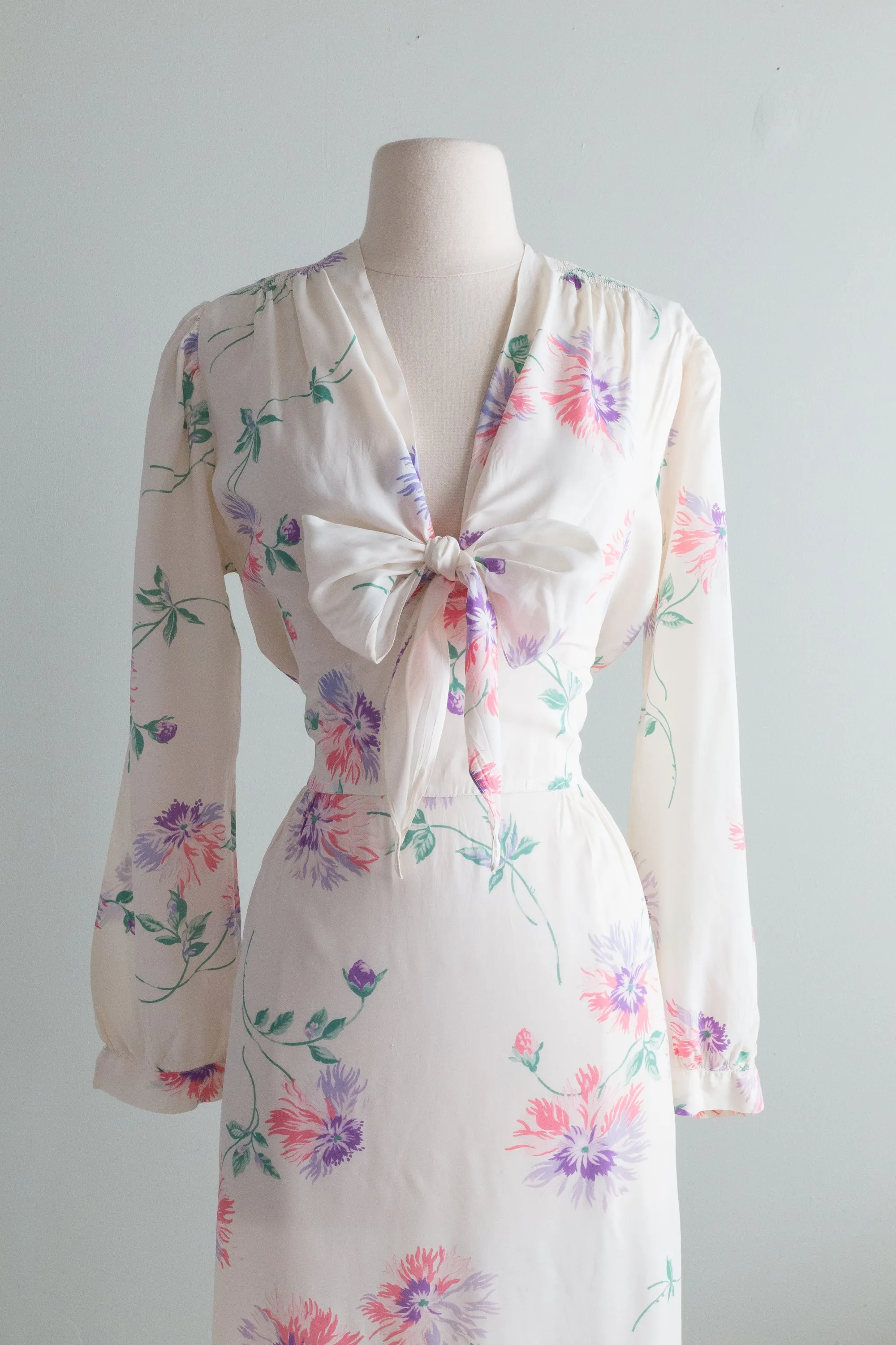 Beautiful 1940's Rayon Floral Print Dressing Gown / ML