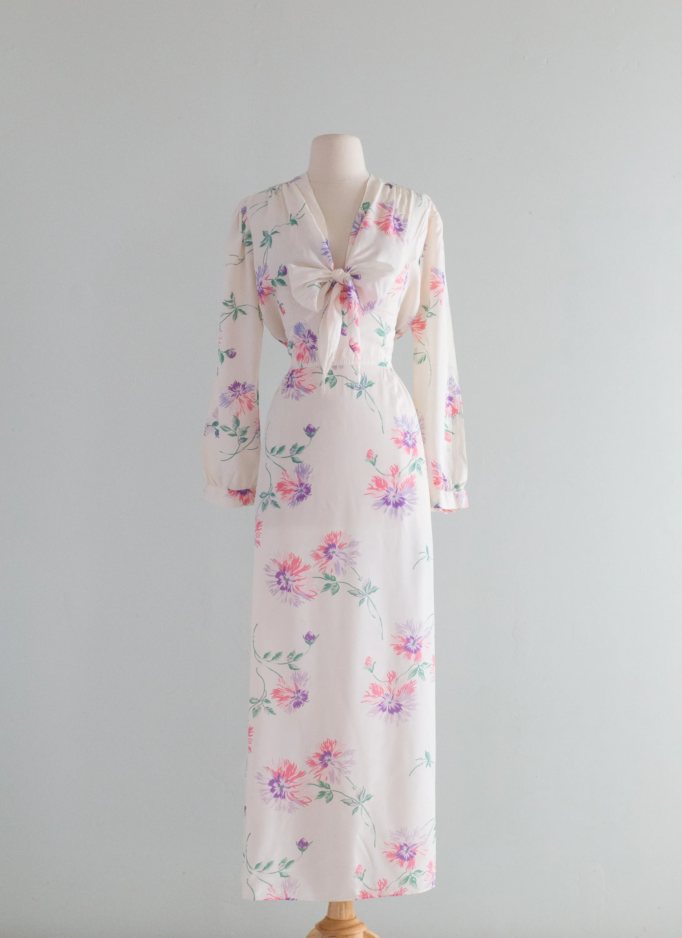 Beautiful 1940's Rayon Floral Print Dressing Gown / ML