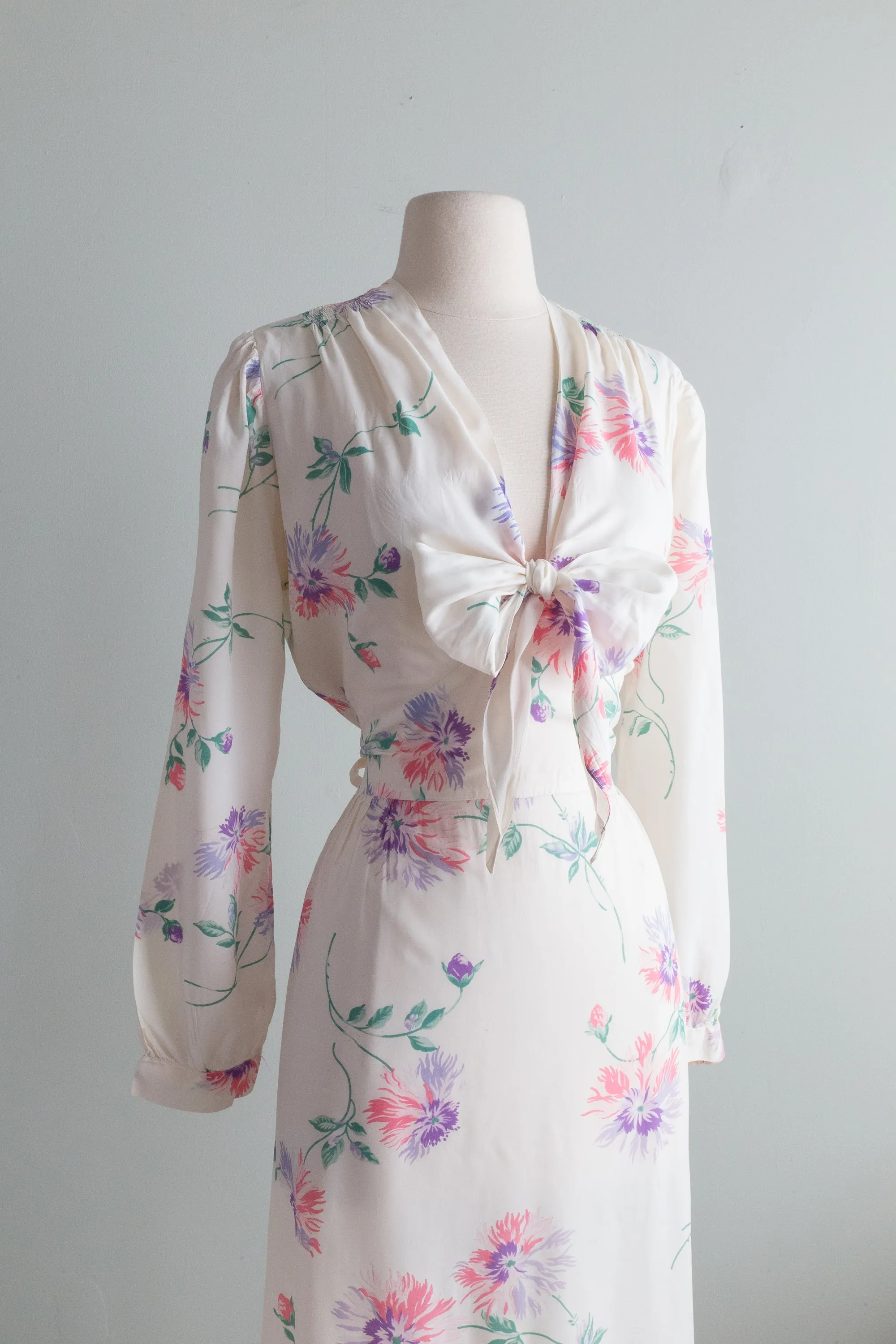 Beautiful 1940's Rayon Floral Print Dressing Gown / ML