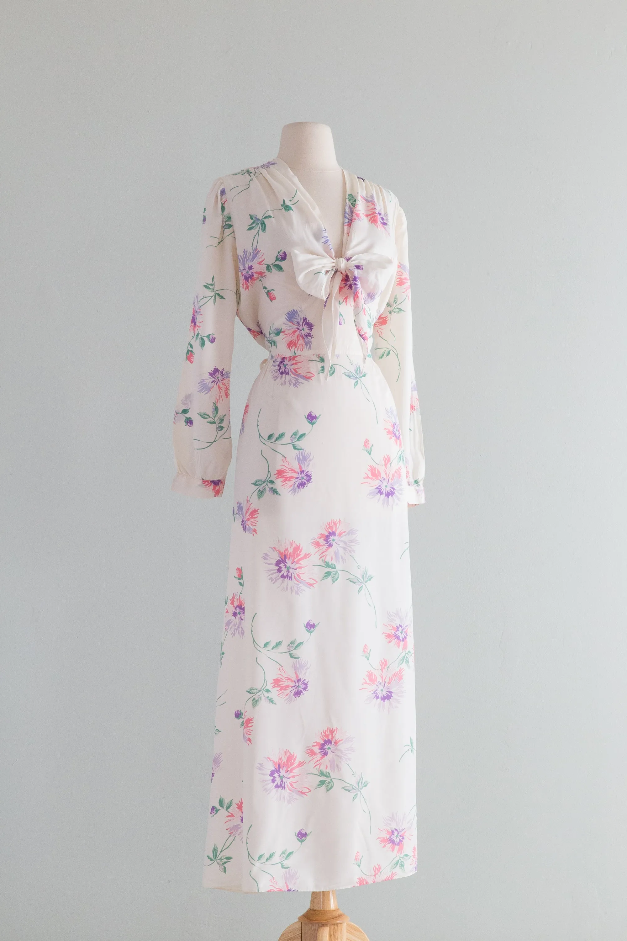 Beautiful 1940's Rayon Floral Print Dressing Gown / ML