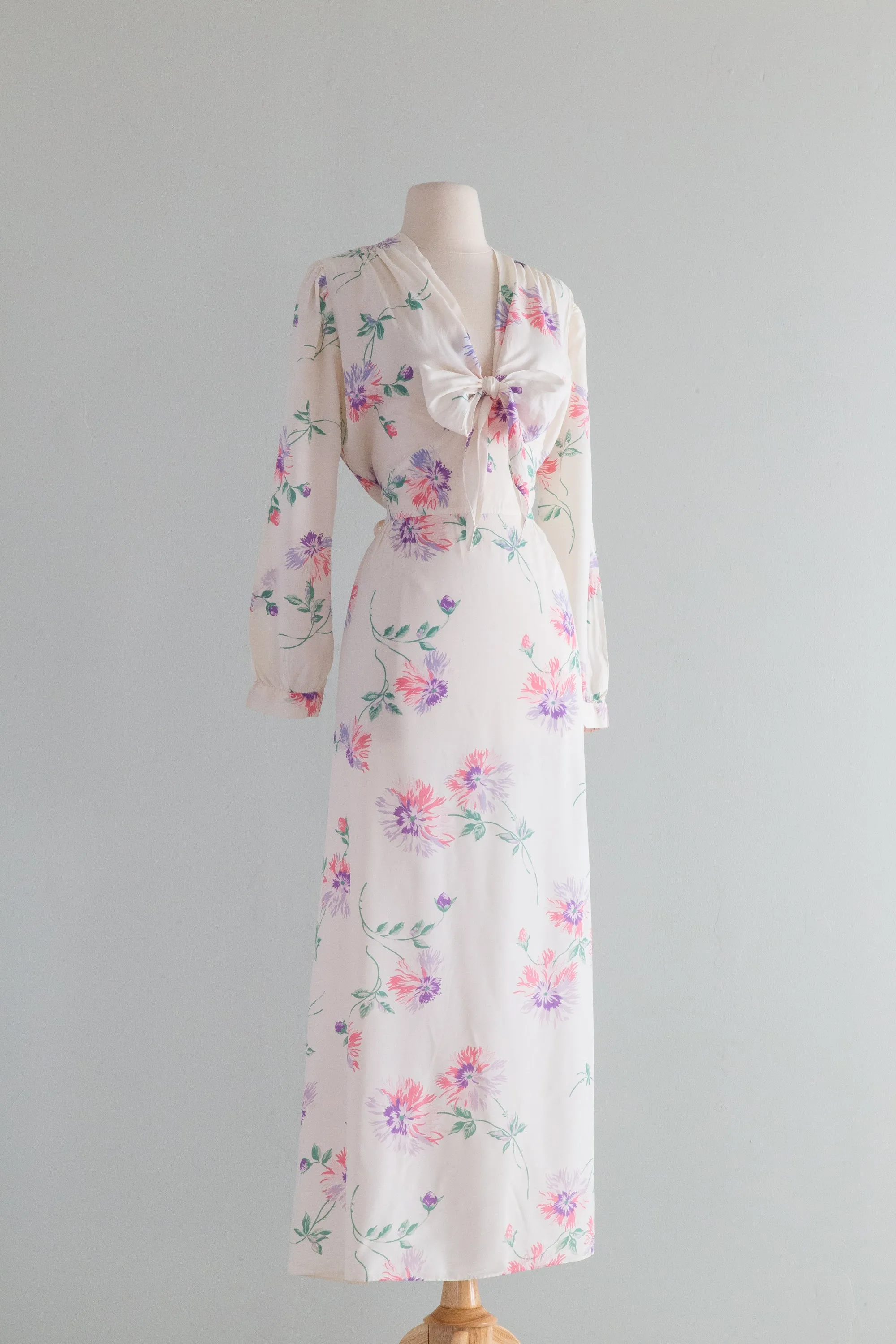 Beautiful 1940's Rayon Floral Print Dressing Gown / ML