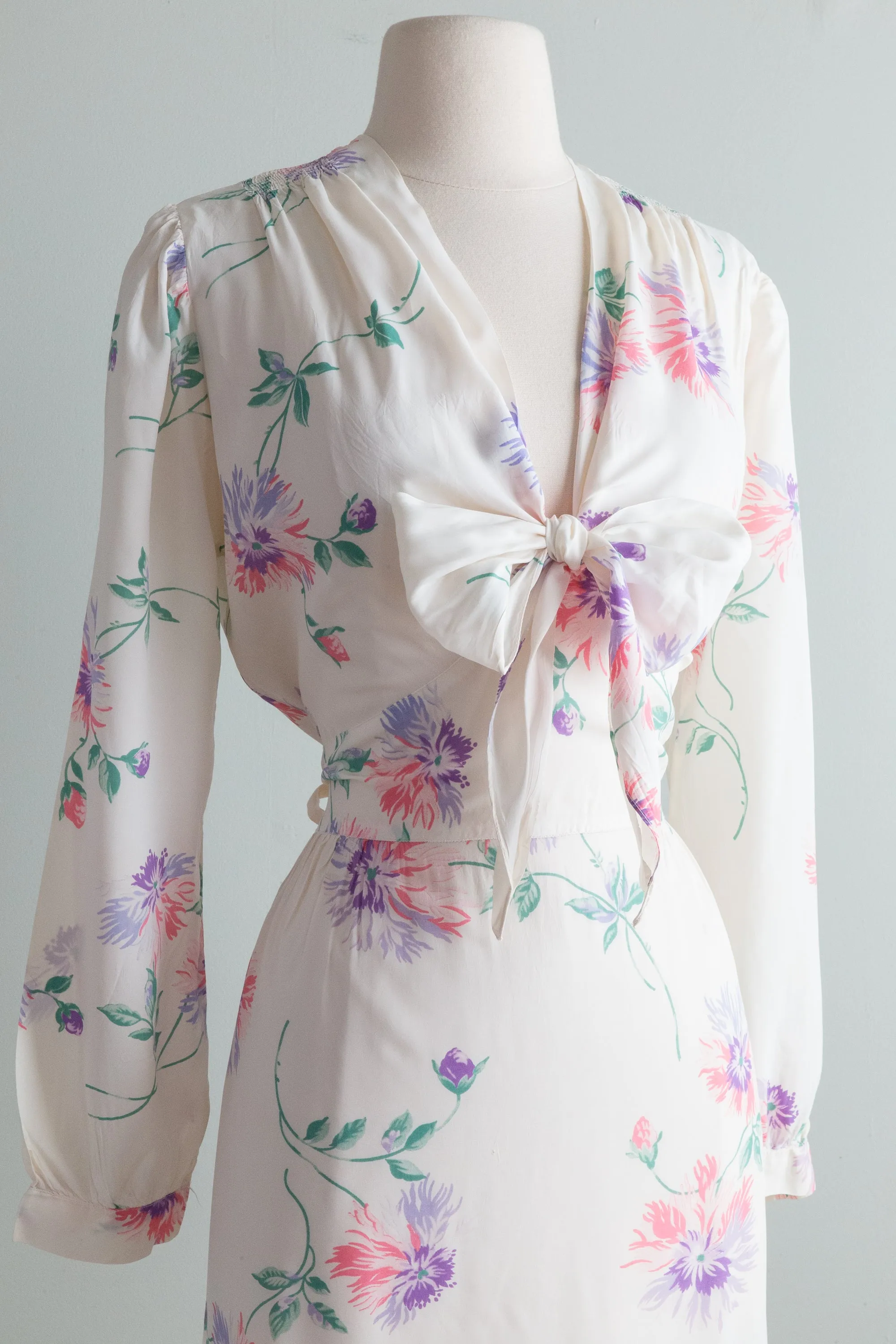 Beautiful 1940's Rayon Floral Print Dressing Gown / ML