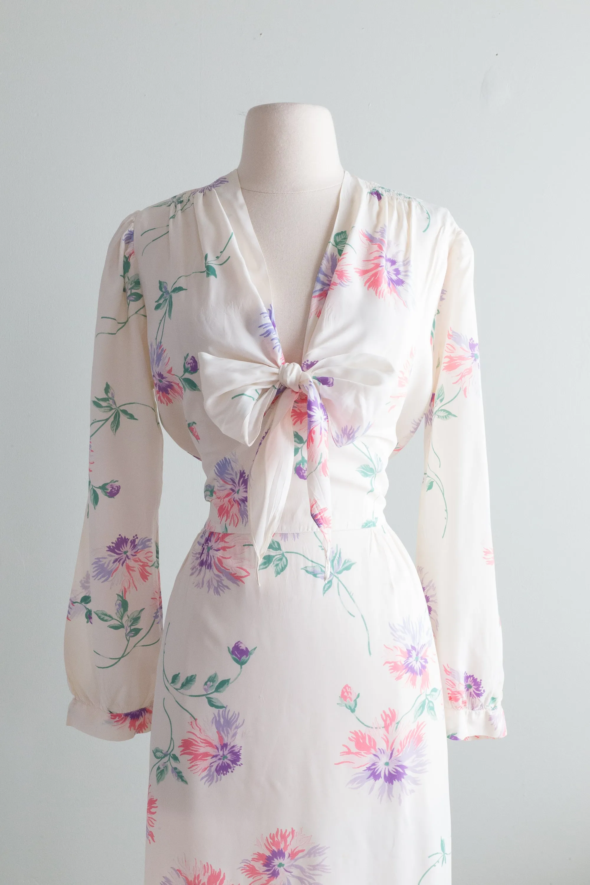 Beautiful 1940's Rayon Floral Print Dressing Gown / ML