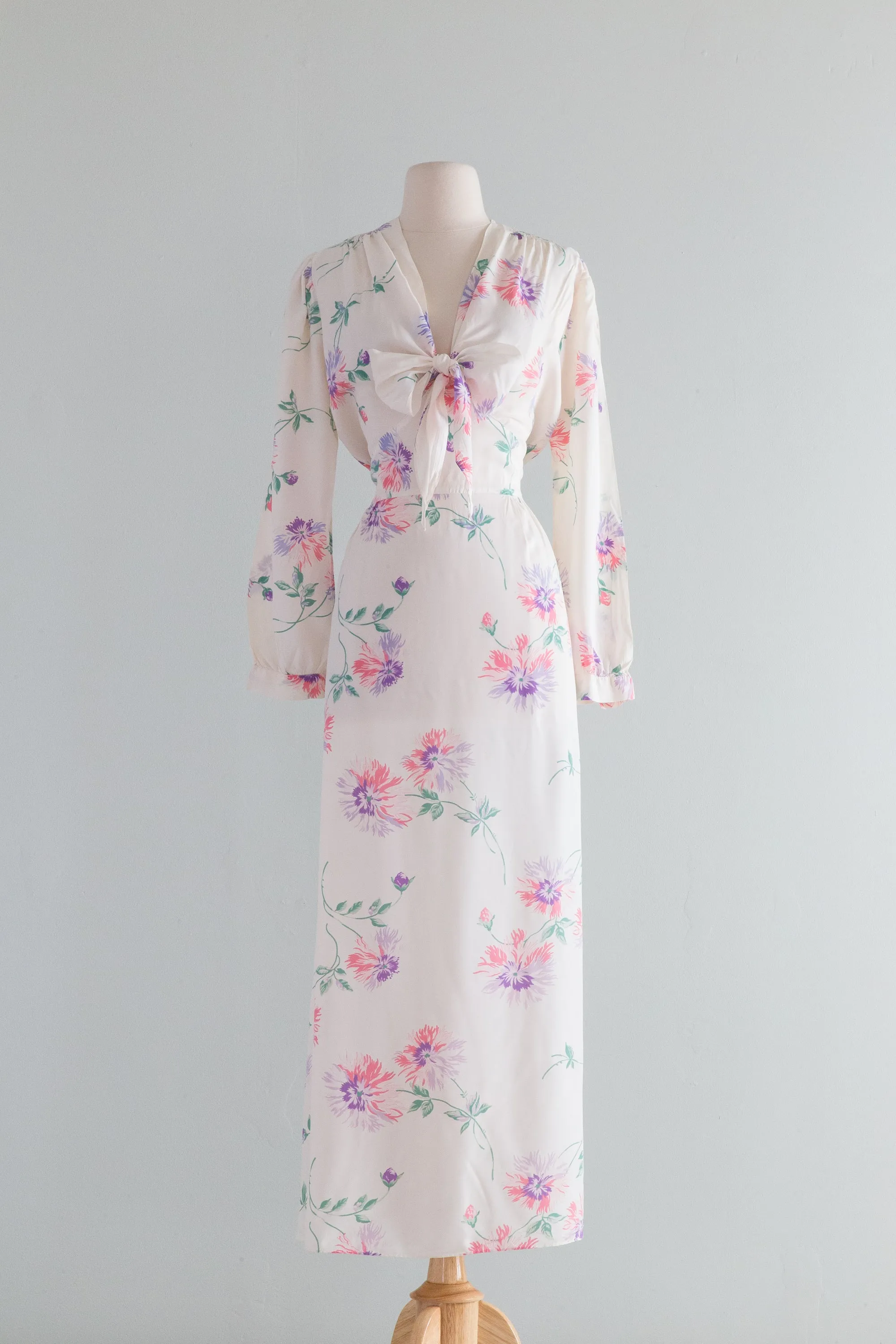 Beautiful 1940's Rayon Floral Print Dressing Gown / ML