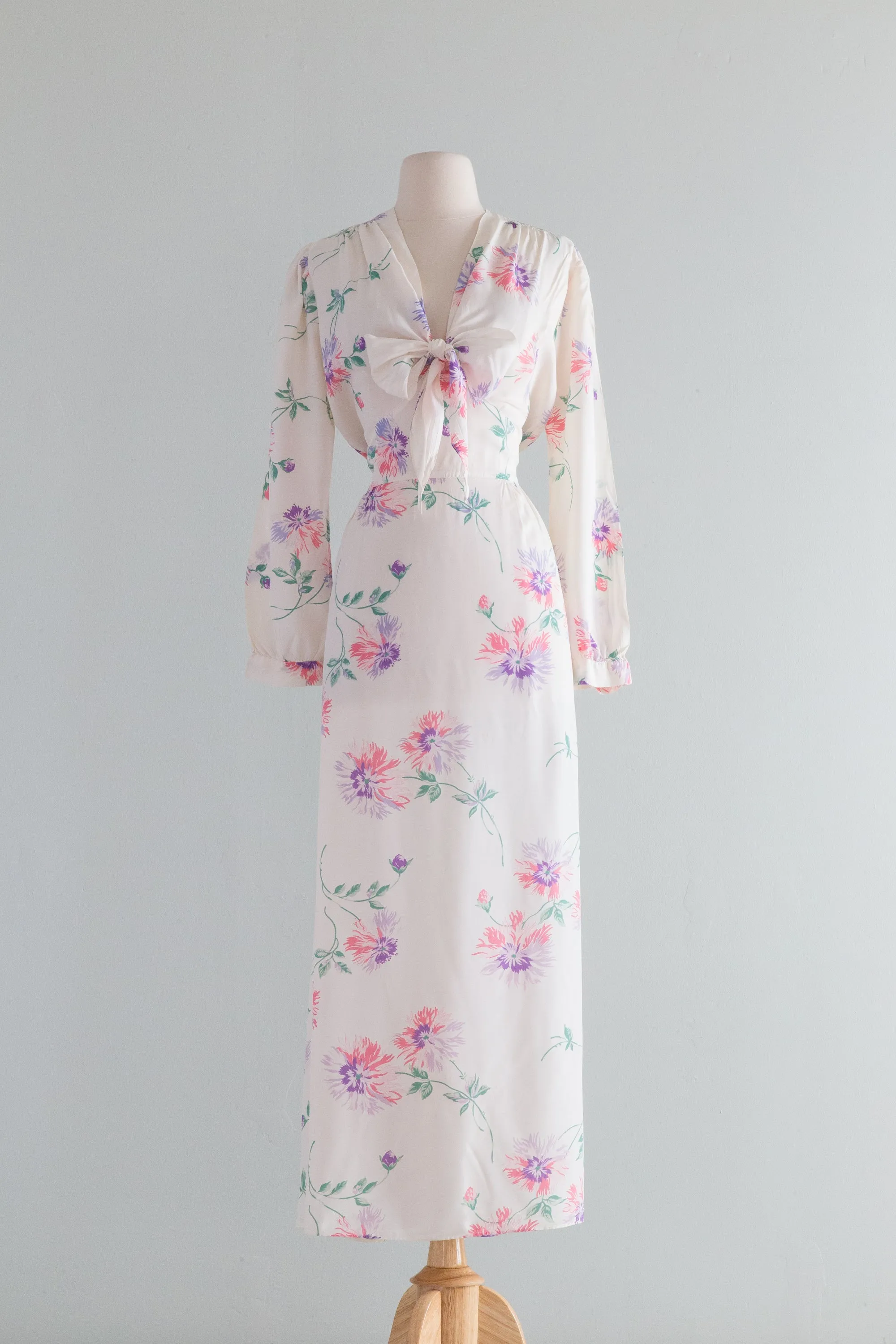 Beautiful 1940's Rayon Floral Print Dressing Gown / ML