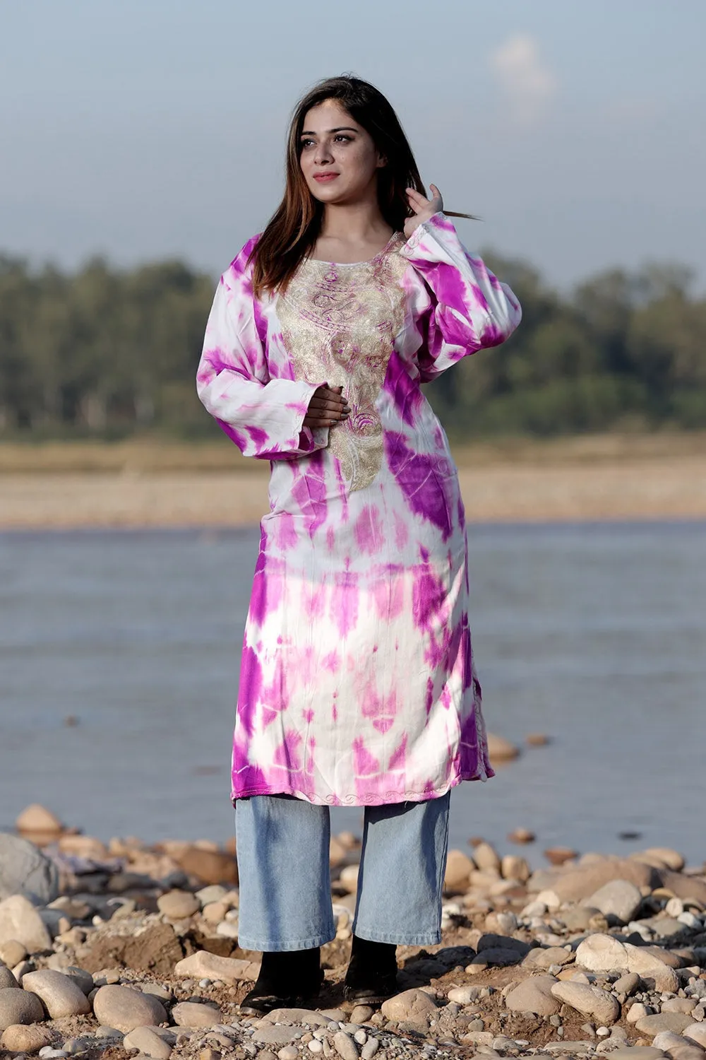 BEAUTIFUL PEARL WHITE/DARK PINK COLOUR TIE-DYE Aari Tilla Work Embroidered Phiran Enriched Designer Neckline Pattern