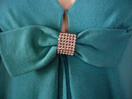 FROM MY OWN PERSONAL COLLECTION - GORGEOUS VINTAGE LUCIE ANN - BEVERLY HILLS EVENING DRESS / LOUNGING DRESSING GOWN WITH PRONG-SET SPARKLING RHINESTONE BOW IN OCEANSPRAY