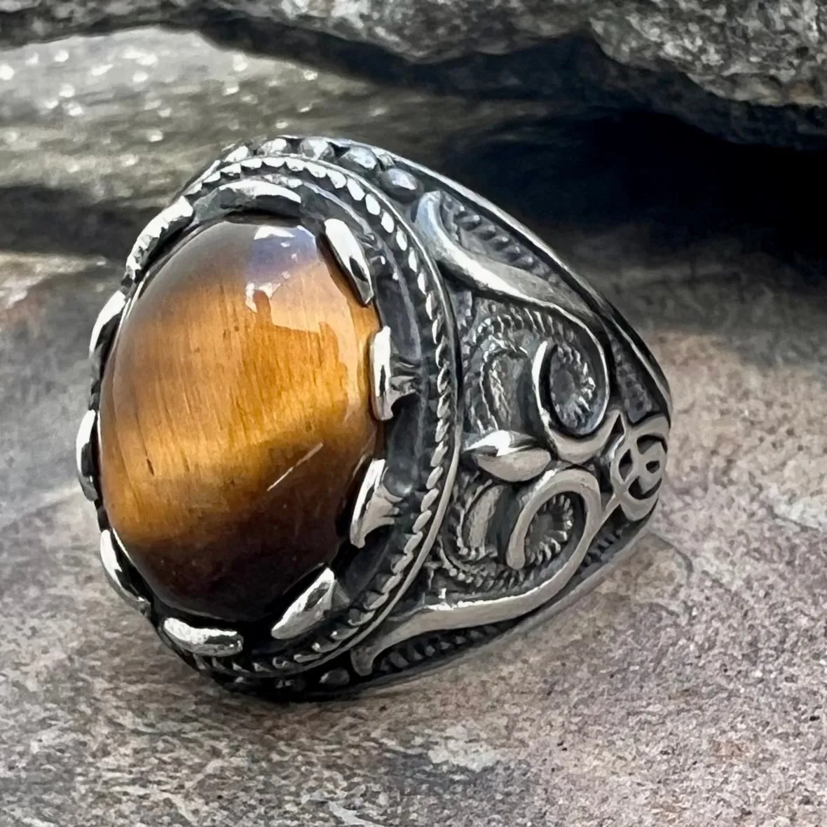 "Cat's Eye Stone" - Scrollwork - R188