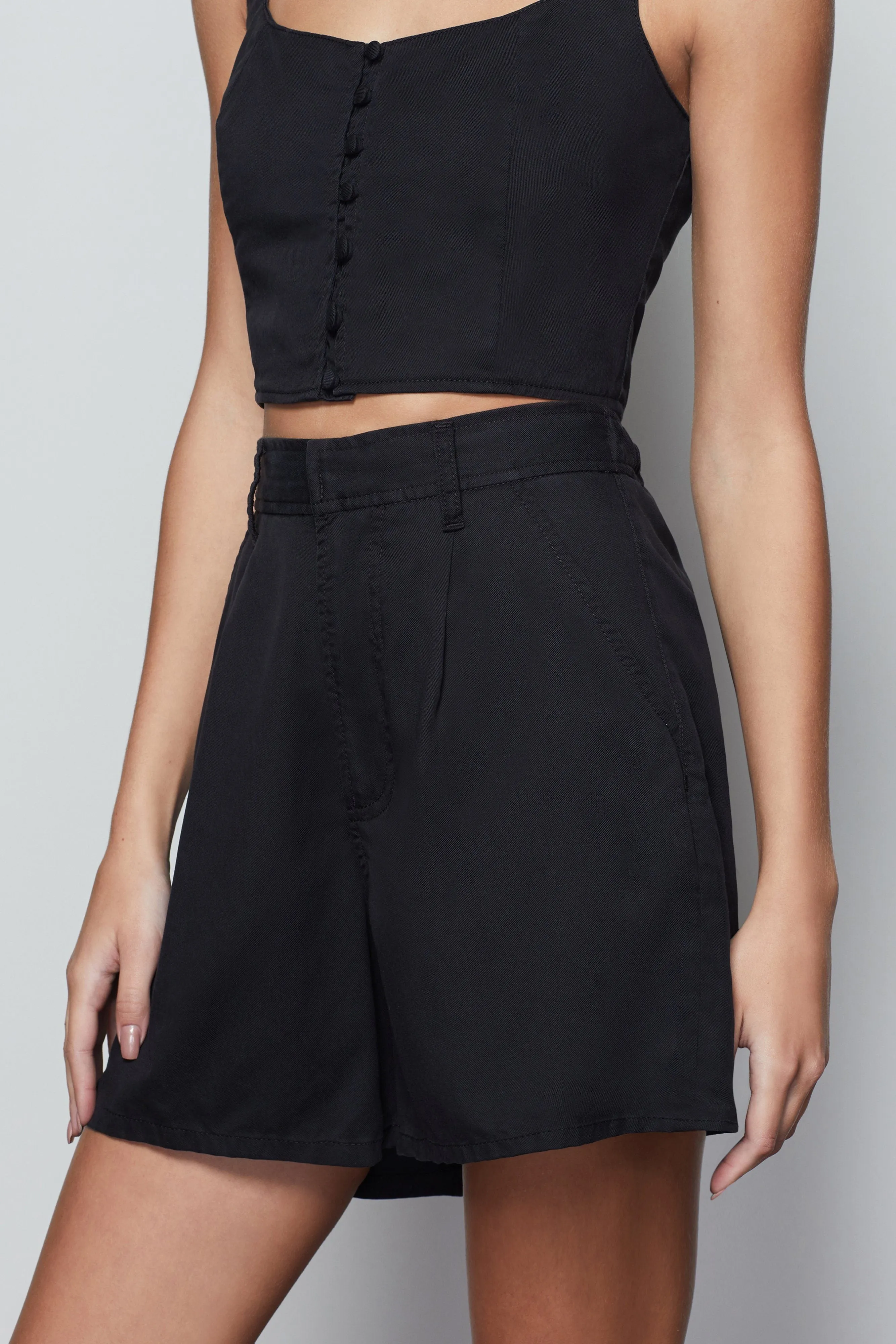 SUMMER BOSS A-LINE SHORT | BLACK001