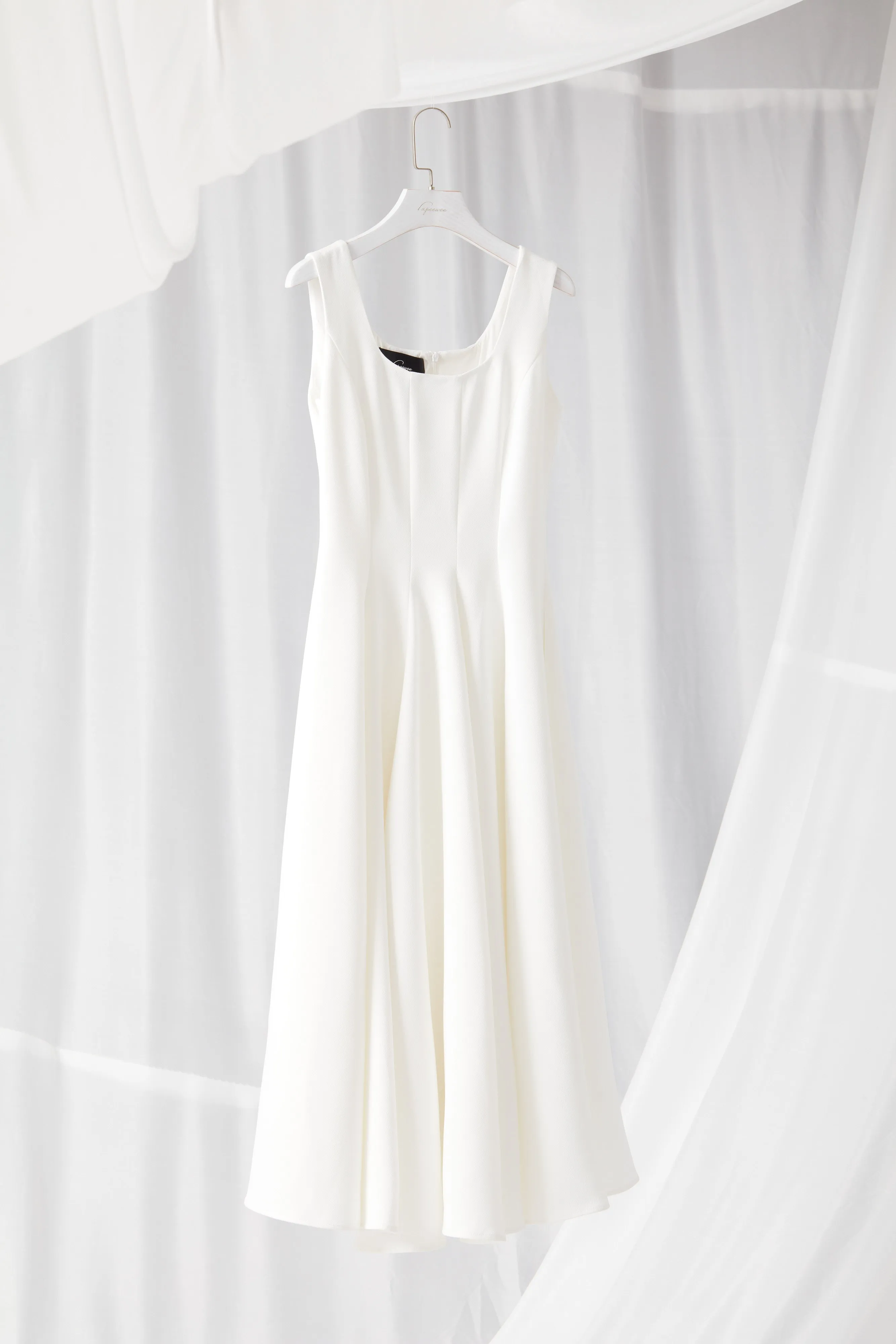 Elegant White Sleeveless U-Neck Maxi Dress